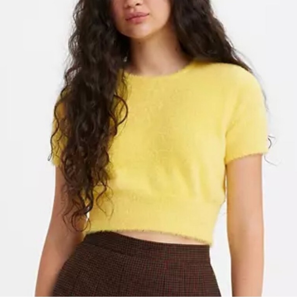 Levi’s Peach Fuzz Short Sleeve Sweater Top in Yellow. Size XL